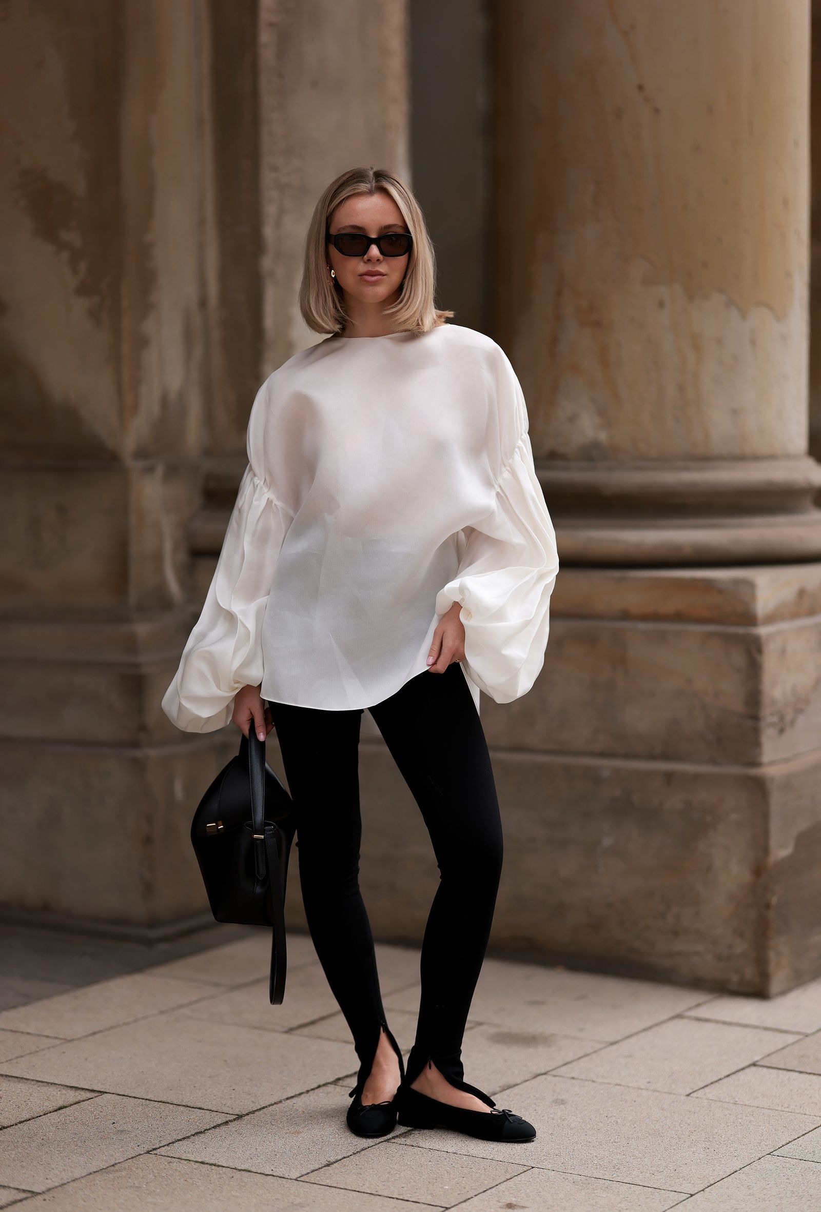 Outfitcombinaties met legging en een zijden blouse.