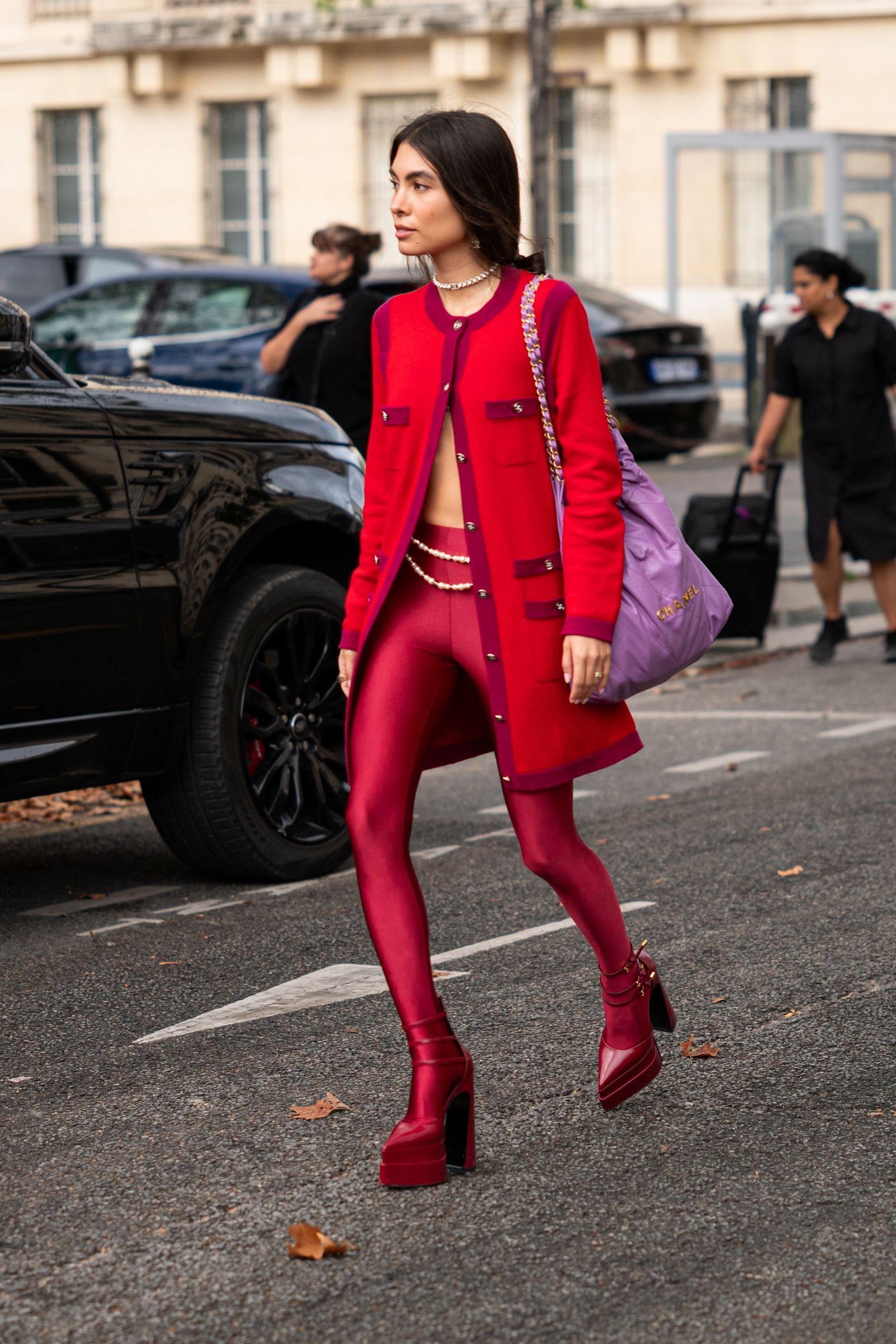 Monochrome outfitcombinaties met legging: een tweed-jasje met rode legging.