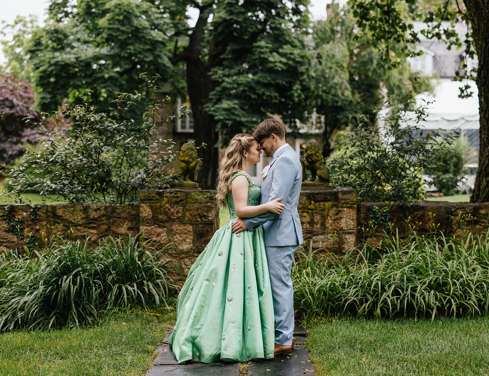 stel bruiloft groene jurk