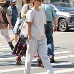 Natalie Portman draagt canvas sneakers op straat
