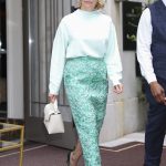 Pamela Anderson met dezelfde witte tas als Kate Middleton