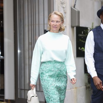 deze-witte-tas-is-goedgekeurd-door-zowel-pamela-anderson-als-kate-middleton-357402