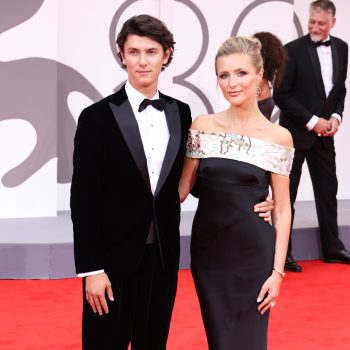 graaf-nikolai-en-vriendin-stralen-in-armani-tijdens-filmfestival-van-venetie-360888