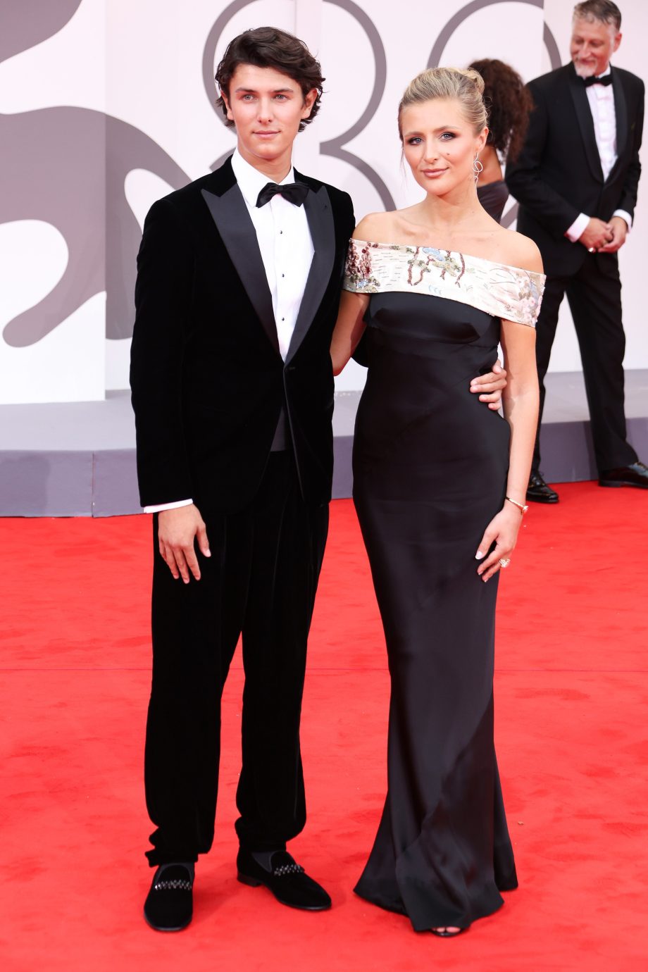 graaf-nikolai-en-vriendin-stralen-in-armani-tijdens-filmfestival-van-venetie-360888