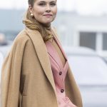 Prinses Amalia met een haarband