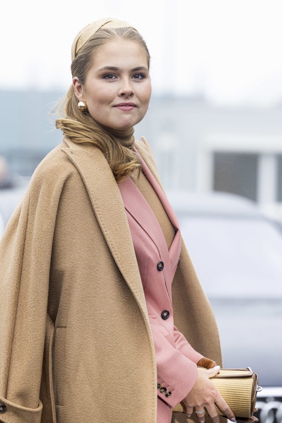 prinses-amalia-en-koningin-mary-dragen-dezelfde-opvallende-look-360783