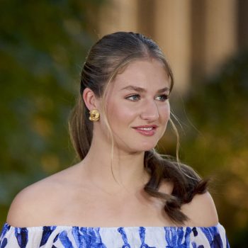prinses-leonor-van-spanje-draagt-jurk-van-koningin-letizia-tijdens-diner-357367