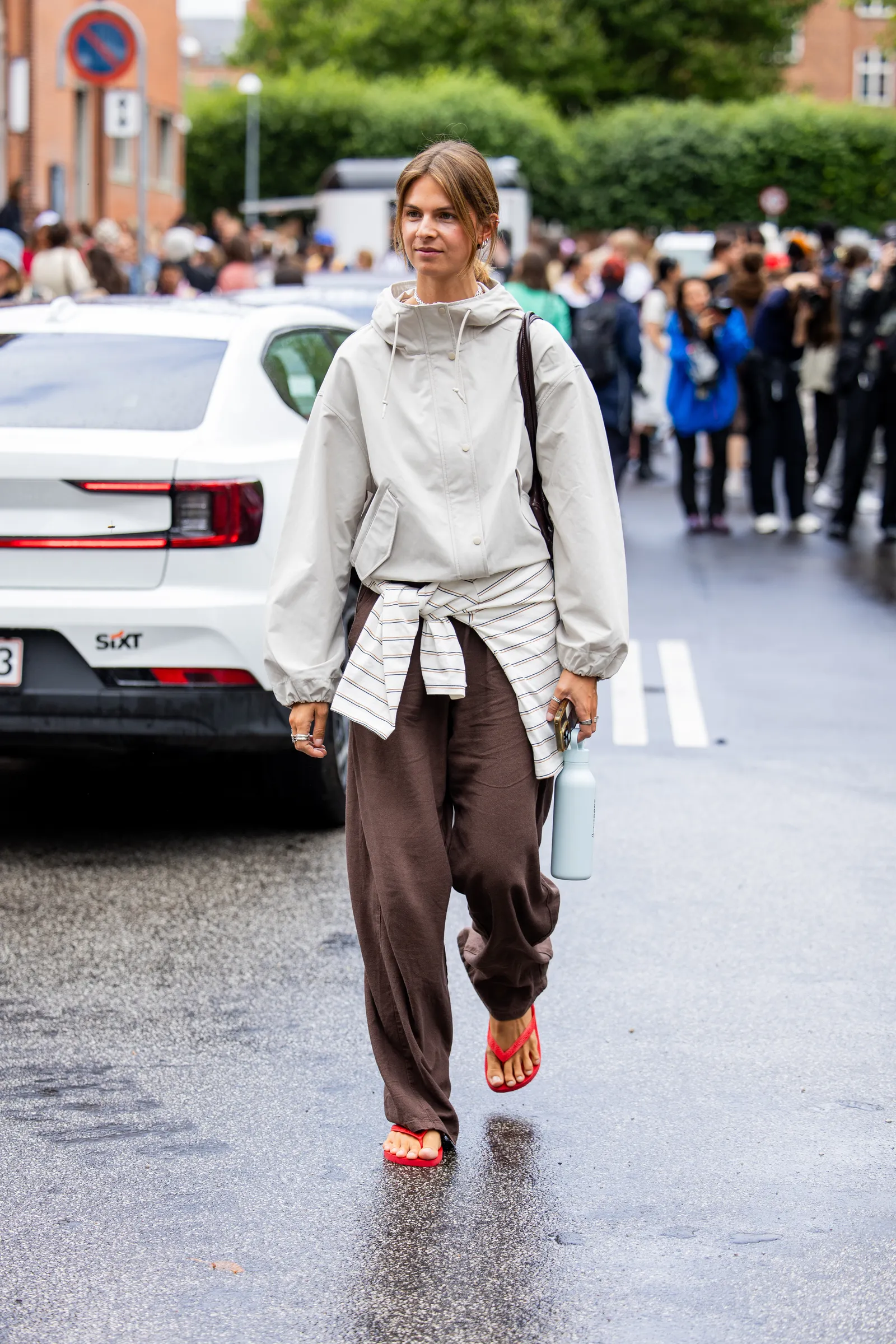 Rode teenslippers tijdens Copenhagen Fashion Week lente/zomer 2026