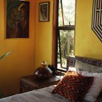 Een gele slaapkamer met een houten nachtkastje