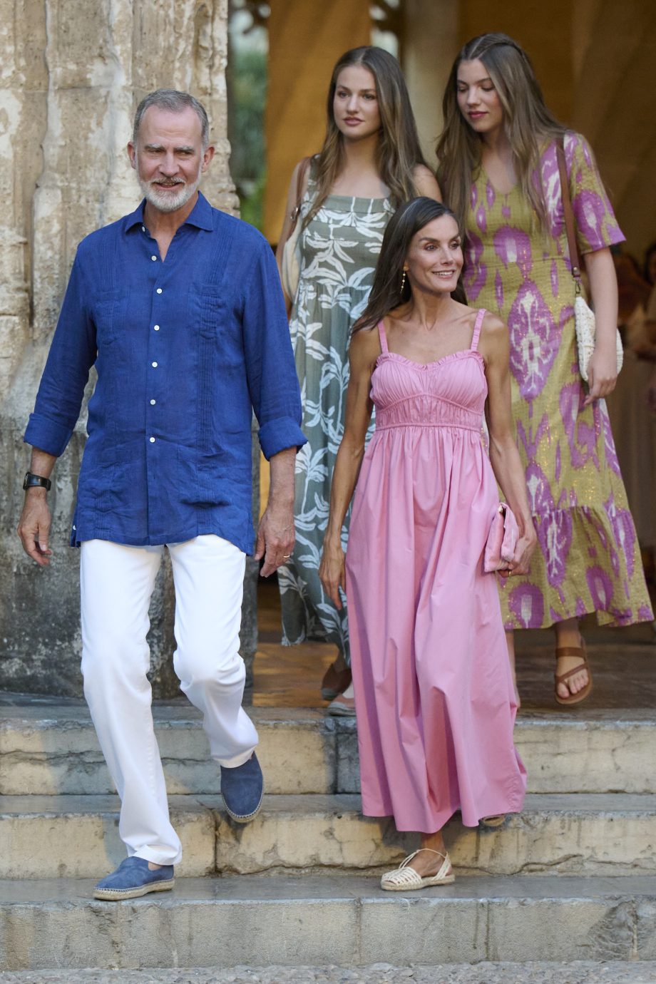 dankzij-de-spaanse-royals-staat-deze-zomerschoen-weer-bovenaan-ons-verlanglijstje-357892