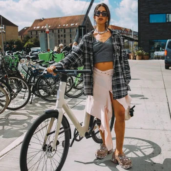 de-beste-streetstyle-van-de-lente-zomer-2026-shows-in-kopenhagen-357753