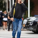 Een vrouw op straat draagt dad sneakers