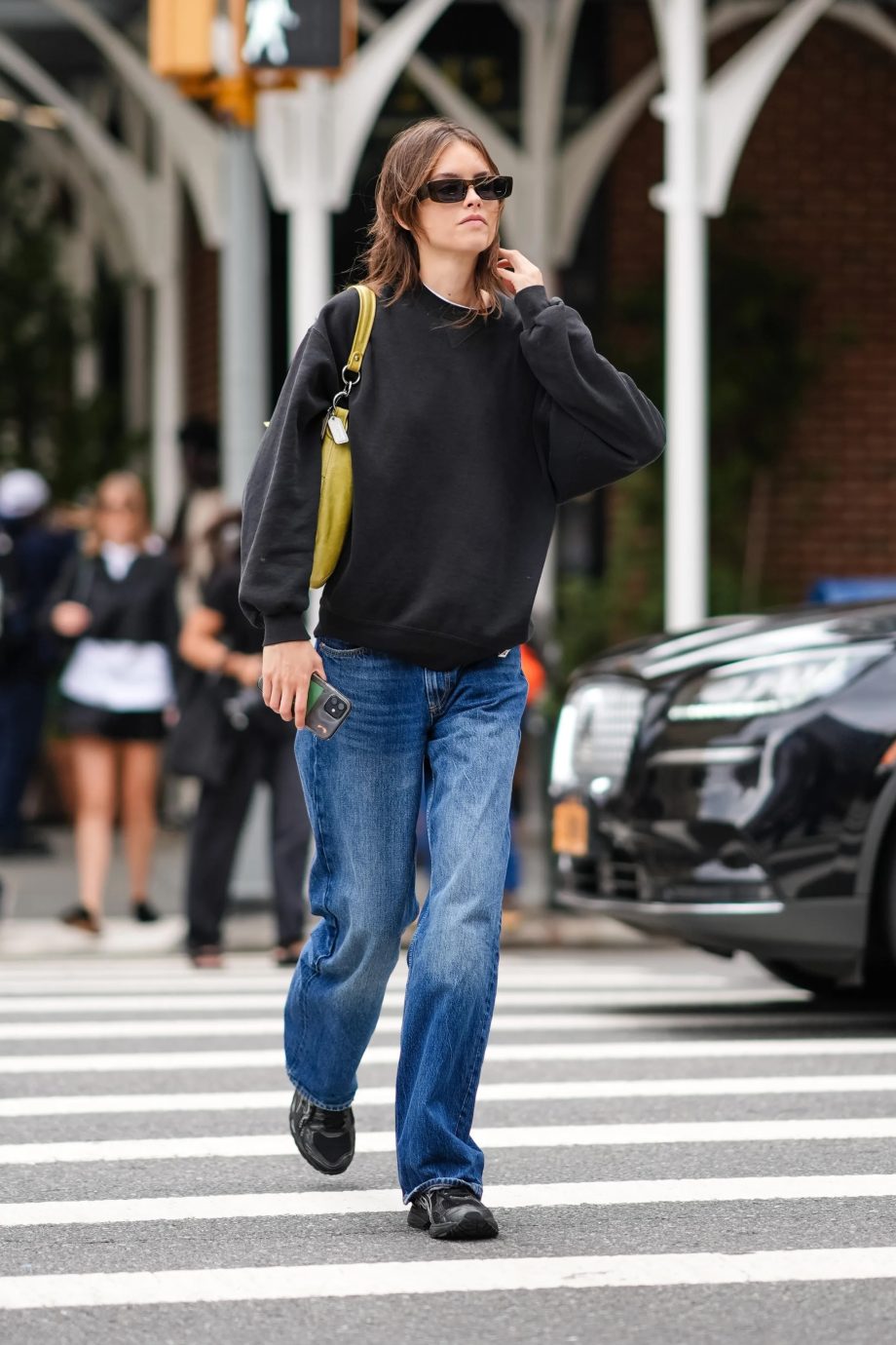 alle-cool-girls-dragen-weer-dad-sneakers-alsof-het-2014-is-359396