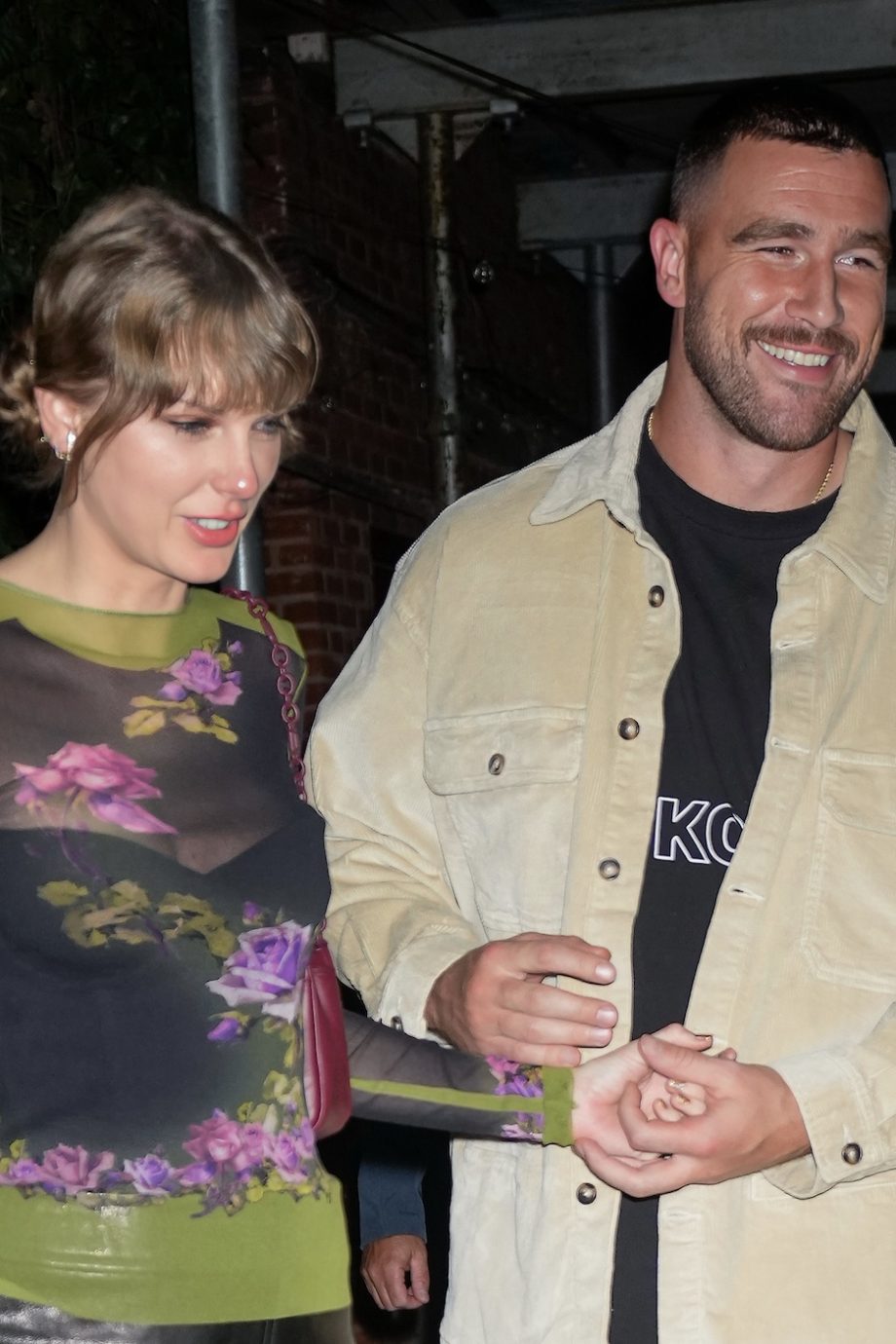 taylor-swift-en-travis-kelce-zijn-verloofd-en-dit-is-haar-verlovingsjurk-360668