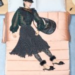 Model bij Valentino slaapt in bed