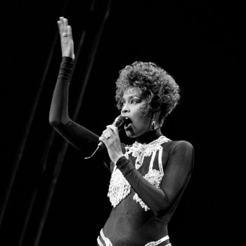 de-iconische-zilveren-catsuit-van-whitney-houston-gaat-onder-de-hamer-358122