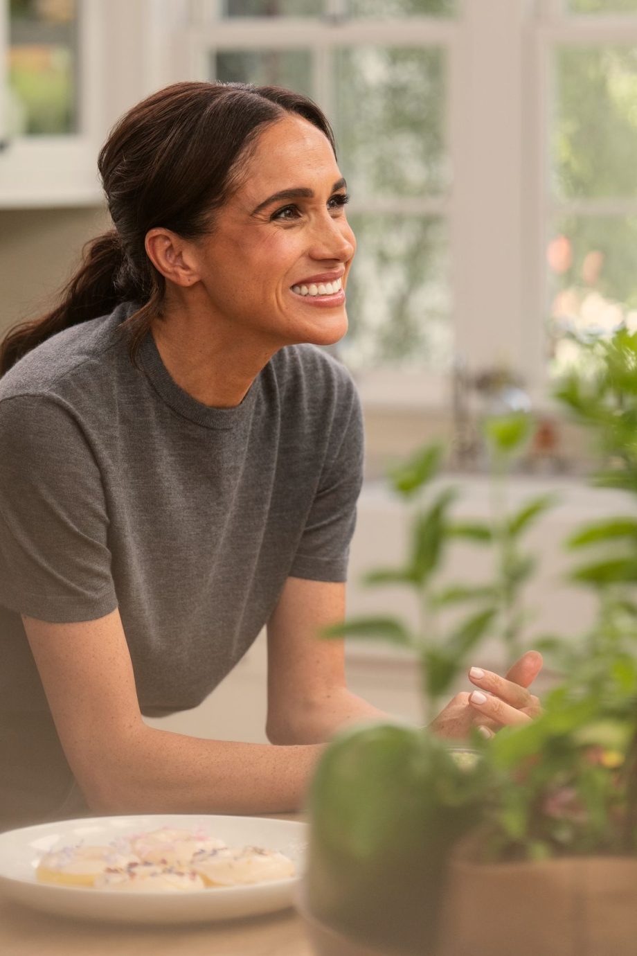 de-eerste-trailer-van-with-love-meghan-seizoen-2-is-er-en-het-is-precies-wat-je-verwacht-358415