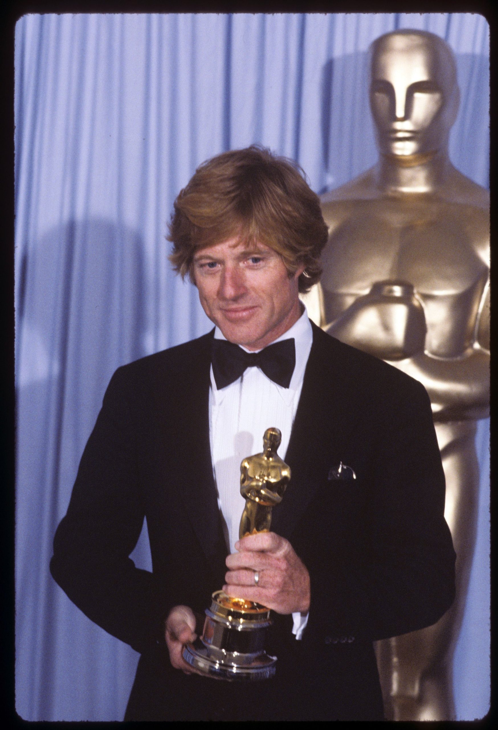 robert redford Met zijn Oscar voor Beste Regie voor 'Ordinary People' tijdens de Academy Awards van 1981