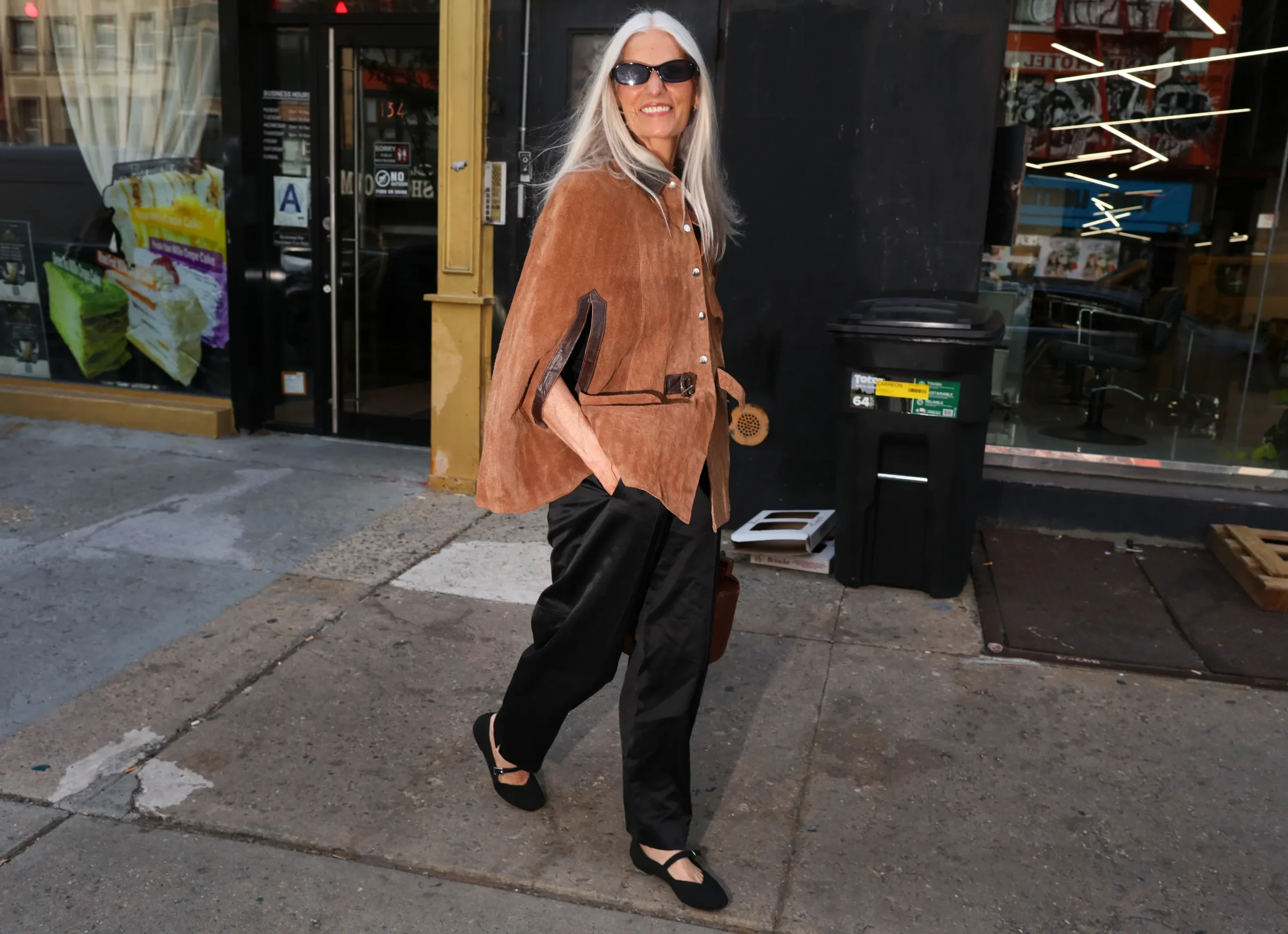 Vrouw op New York Fashion week in streetstyle