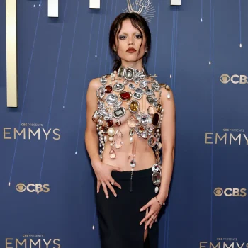jenna-ortega-zet-de-naked-dress-trend-door-bij-de-emmys-2025-363300