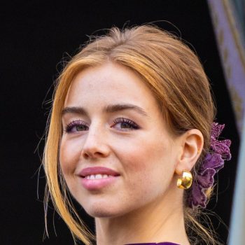 knipoogt-prinses-alexia-met-dit-haaraccessoire-naar-koningin-maximas-prinsjesdaglook-uit-2002-364109