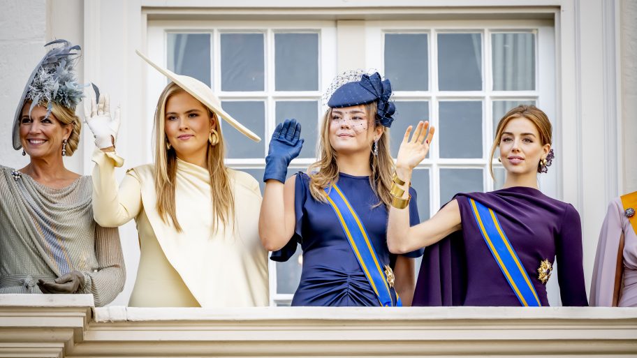 de-prinsessen-dragen-ton-sur-ton-looks-in-de-trendkleuren-van-nu-op-prinsjesdag-2025-363819