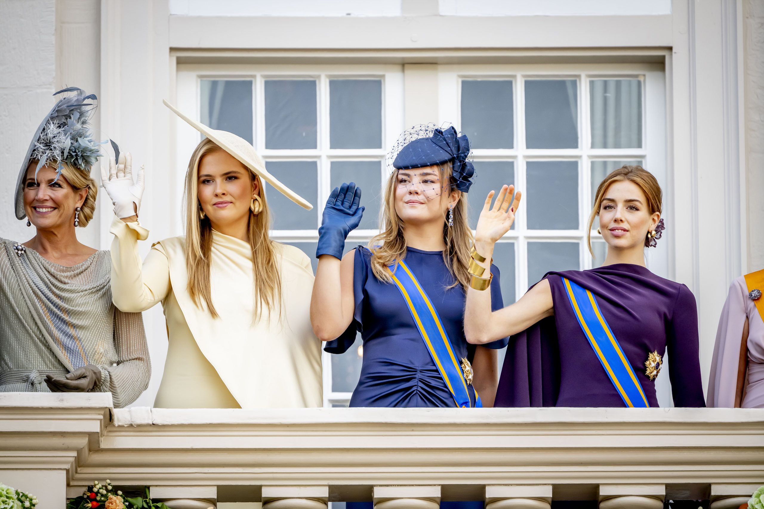 Prinses Amalia, Alexia en Ariane op het balkon tijdens Prinsjesdag 2025.