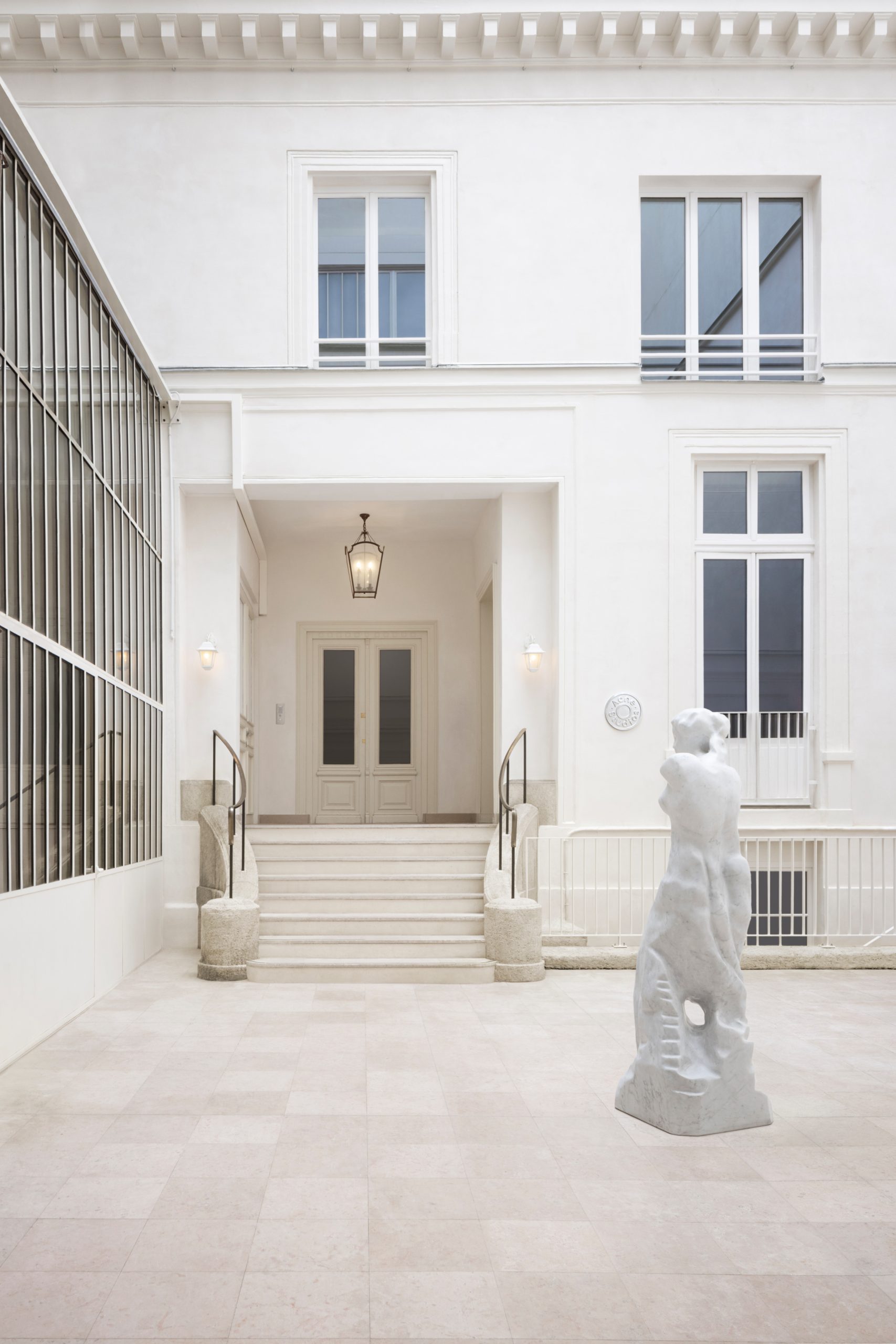 acne studios hq parijs binnenplaats