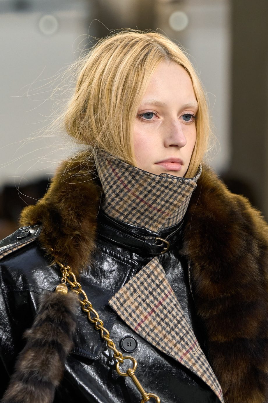 een-losse-vlecht-of-nonchalante-hair-tuck-we-omarmen-de-undone-look-deze-herfst-363557