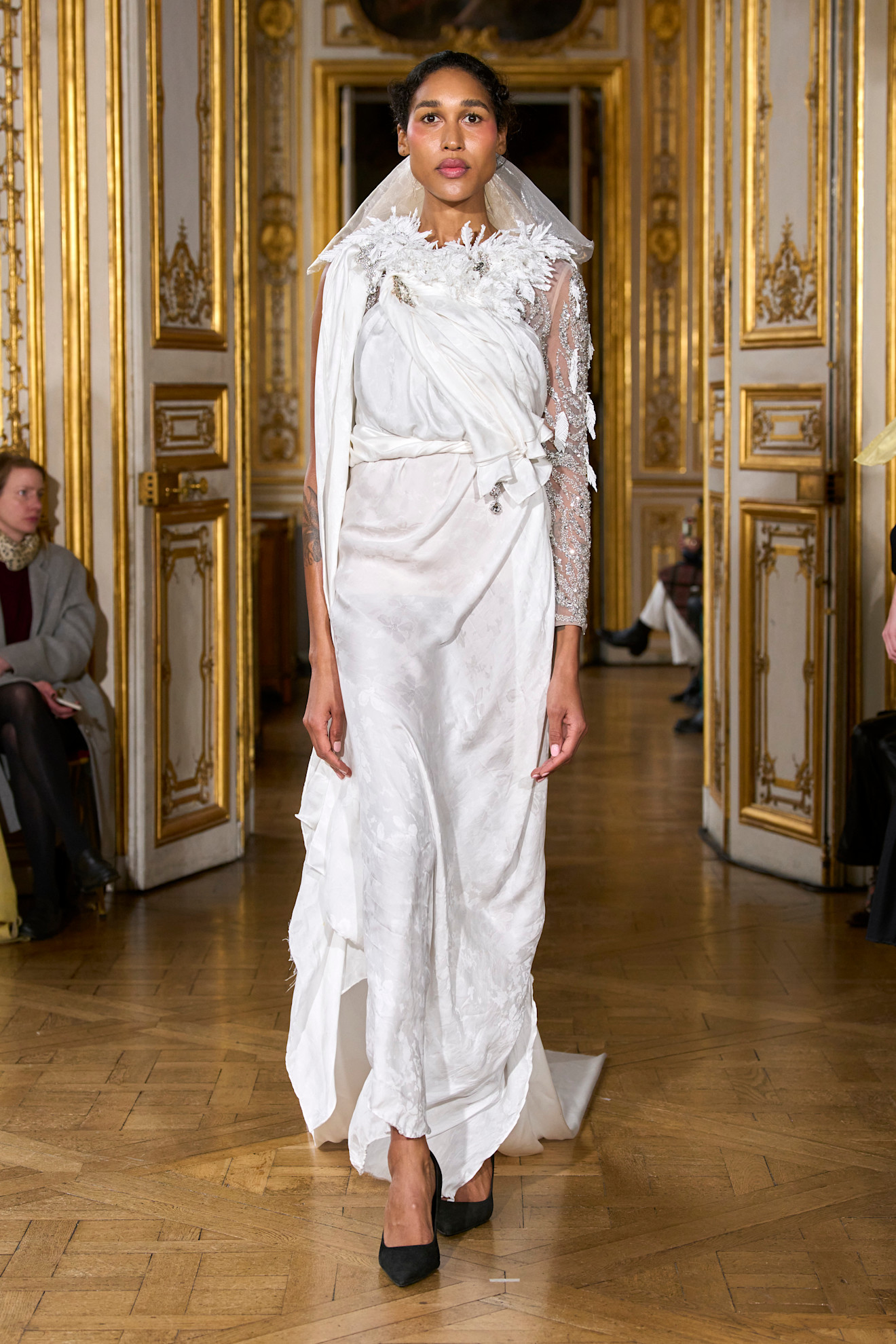 Gia Bab op de catwalk bij Peet Dullaert lente/zomer 2024