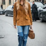Romee Strijd met suede jas en ballerinas