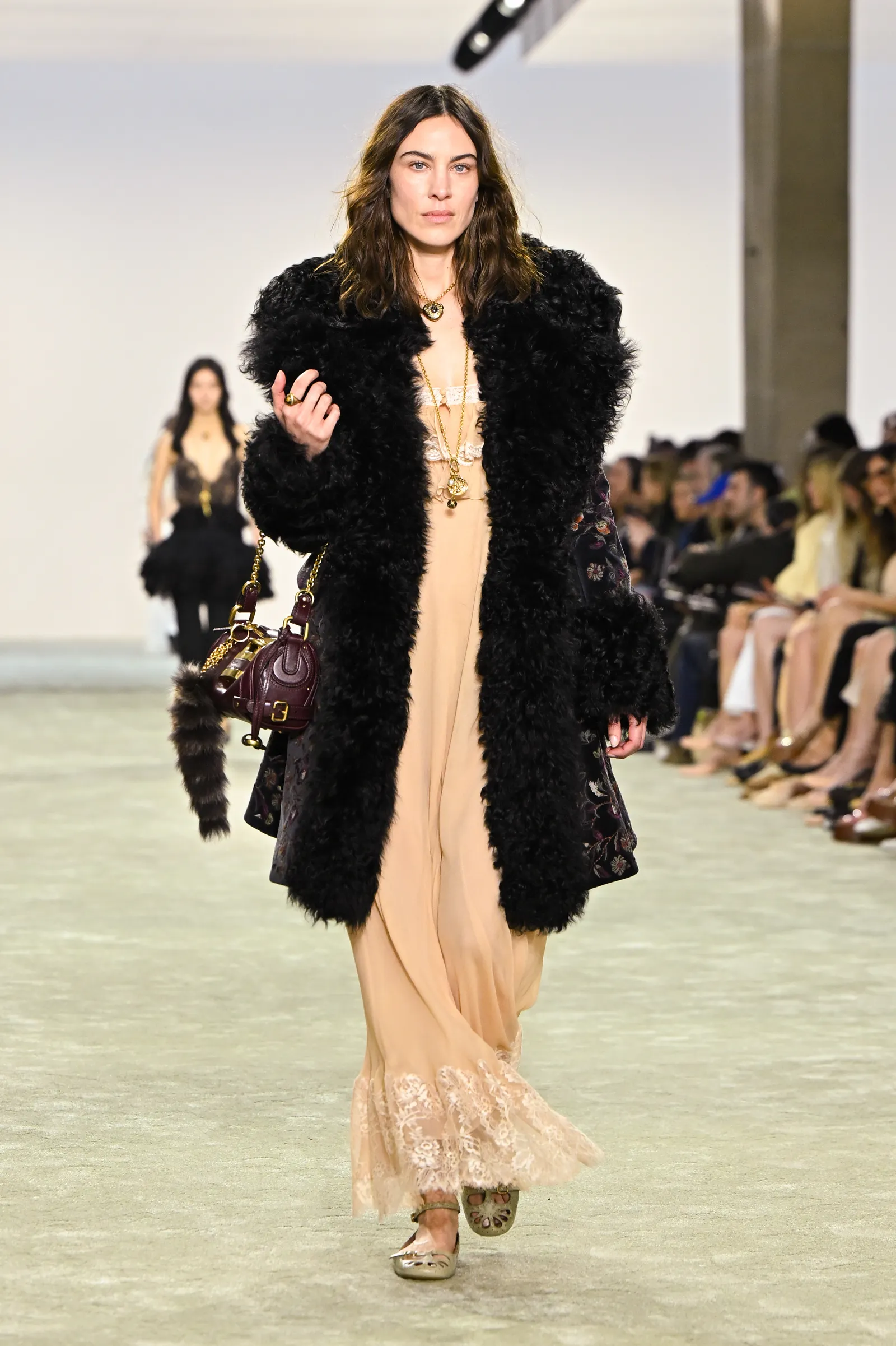 Alexa Chung op de catwalk van Chloé herfst/winter 2025