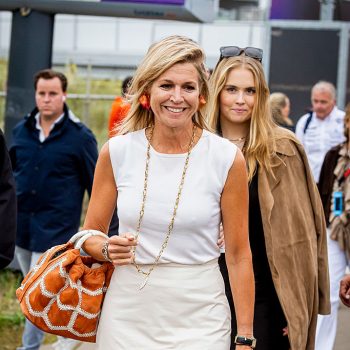 koningin-maximas-look-op-de-grand-prix-is-duidelijk-geinspireerd-door-haar-zomervakantie-361266