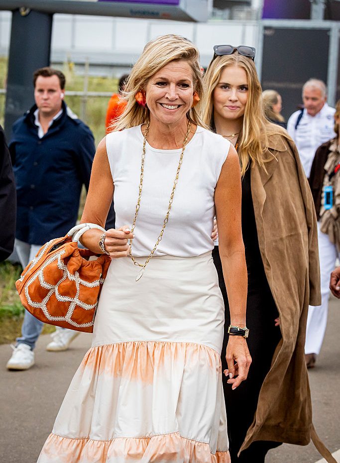 koningin-maximas-look-op-de-grand-prix-is-duidelijk-geinspireerd-door-haar-zomervakantie-361266