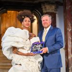 Gia Bab en koning Willem-Alexander openen tentoonstelling Gesina & Gezien Worden