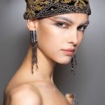 Model met bruine oogmake-up