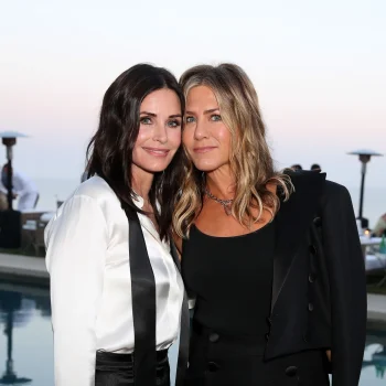 jennifer-aniston-geeft-courteney-cox-de-iconische-rachel-coupe-uit-friends-362465