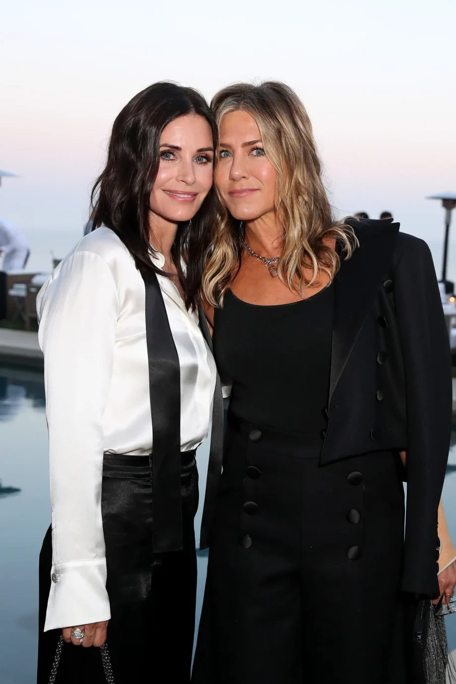 jennifer-aniston-geeft-courteney-cox-de-iconische-rachel-coupe-uit-friends-362465