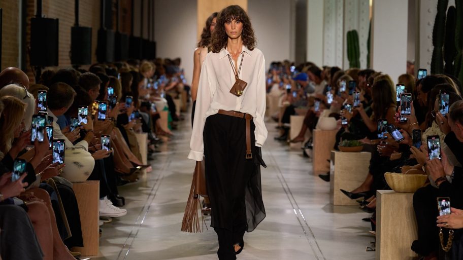 michael-kors-bewijst-dat-een-ketting-chic-en-praktisch-tegelijk-kan-zijn-363212