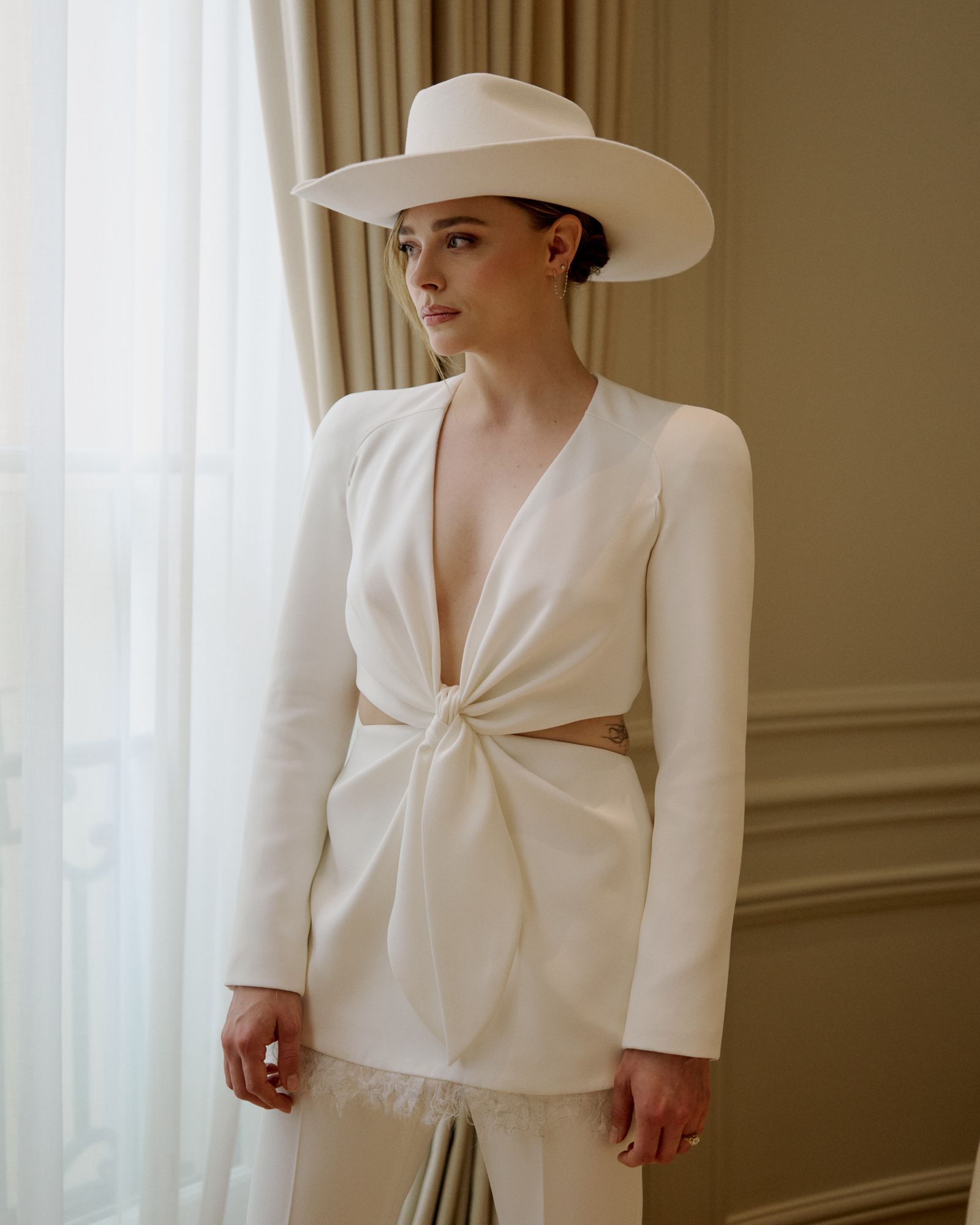 chloë grace moretz after party looks bruiloft