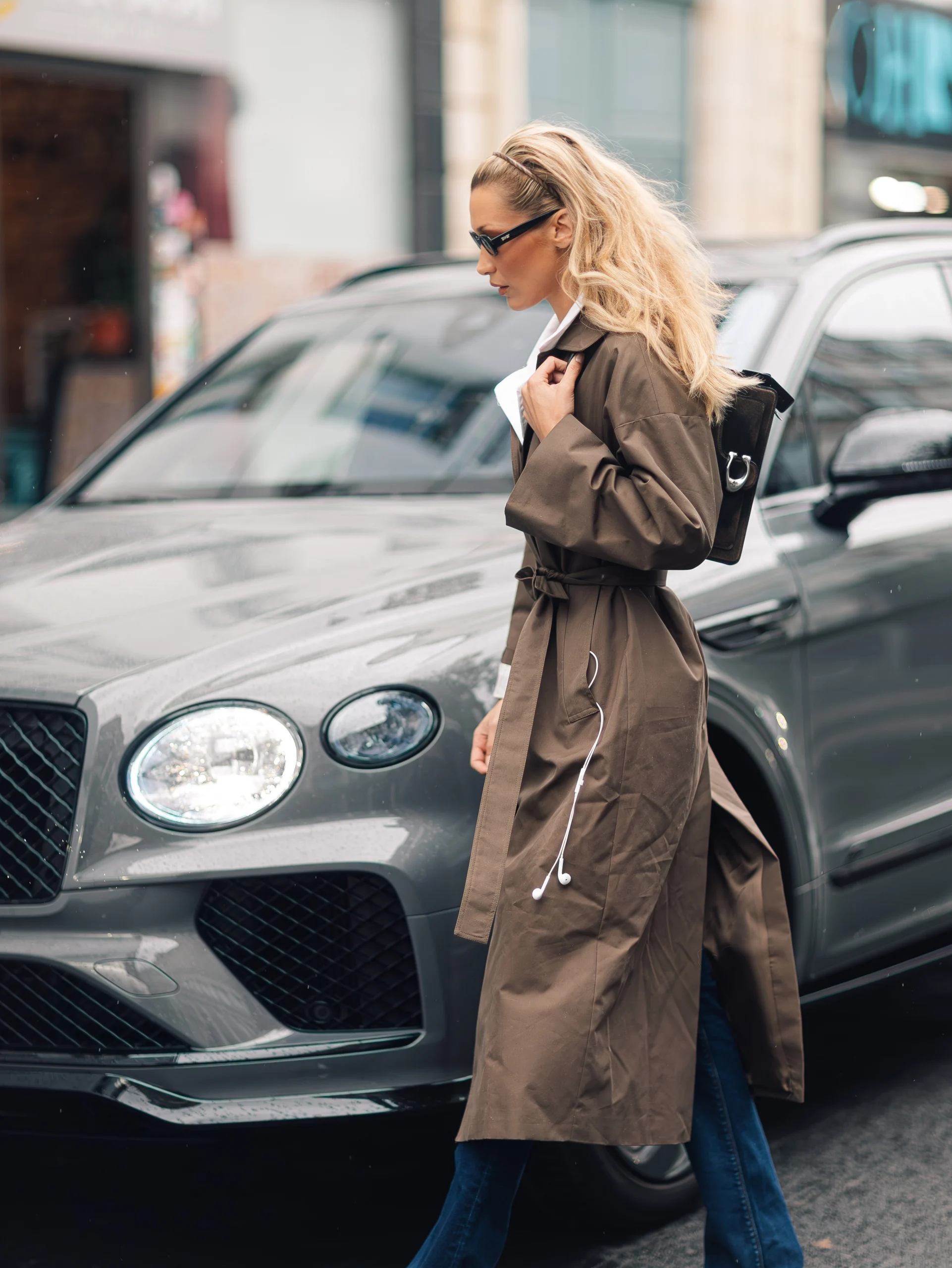 Bella Hadid in trenchcoat Mango