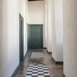 Een hal met een deurmat