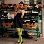 Paris Fashion Week streetstyle met telefoon Instagram Channel