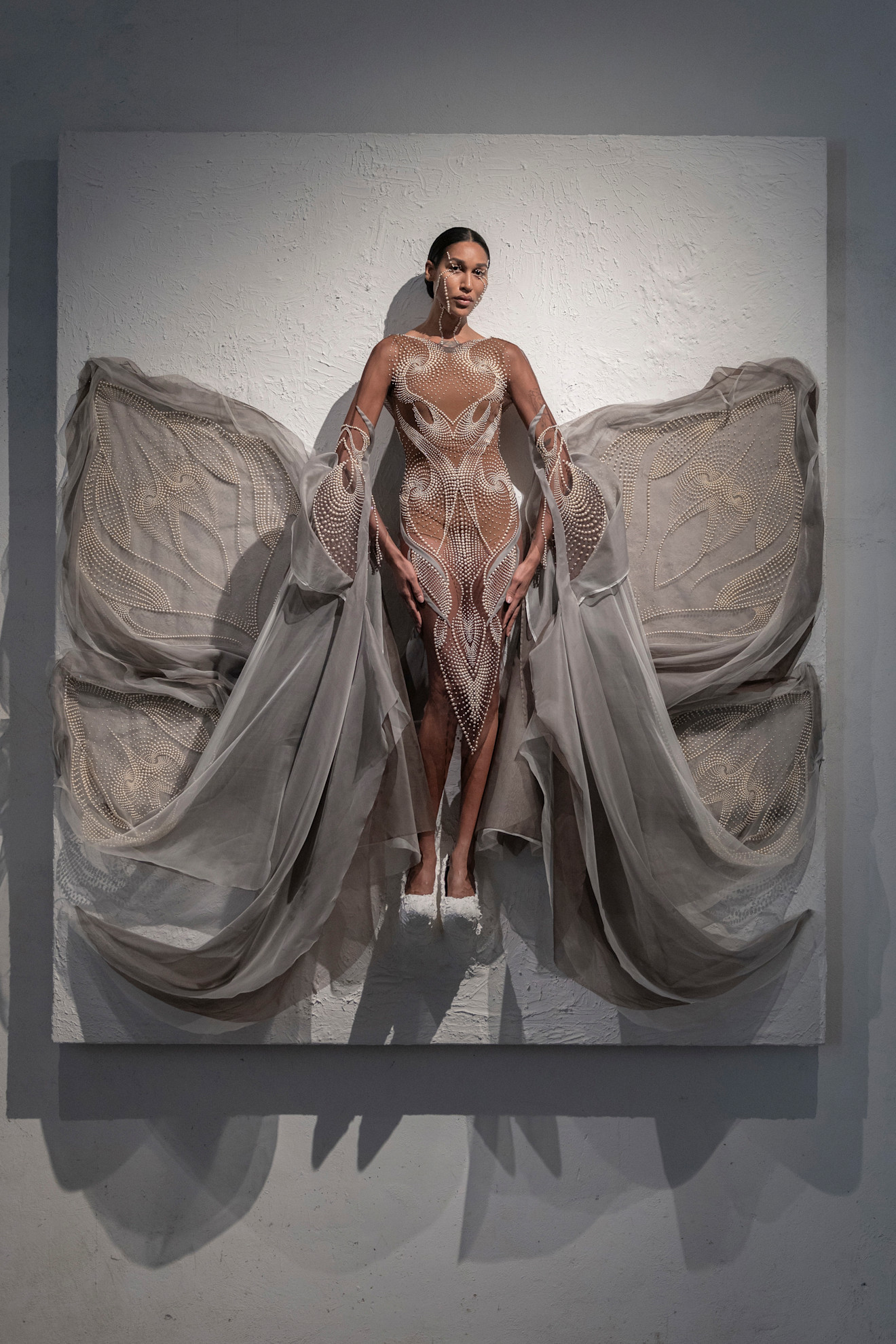 Bab als 'sculptuur' aan de muur bij Iris van Herpen herfst/winter 2024