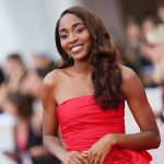 Ayo Edebiri in een rode jurk van Chanel bij het Filmfestival van Venetië 2025