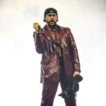 Bad Bunny, die de Superbowl halftime-show gaat verzorgen, tijdens een optreden