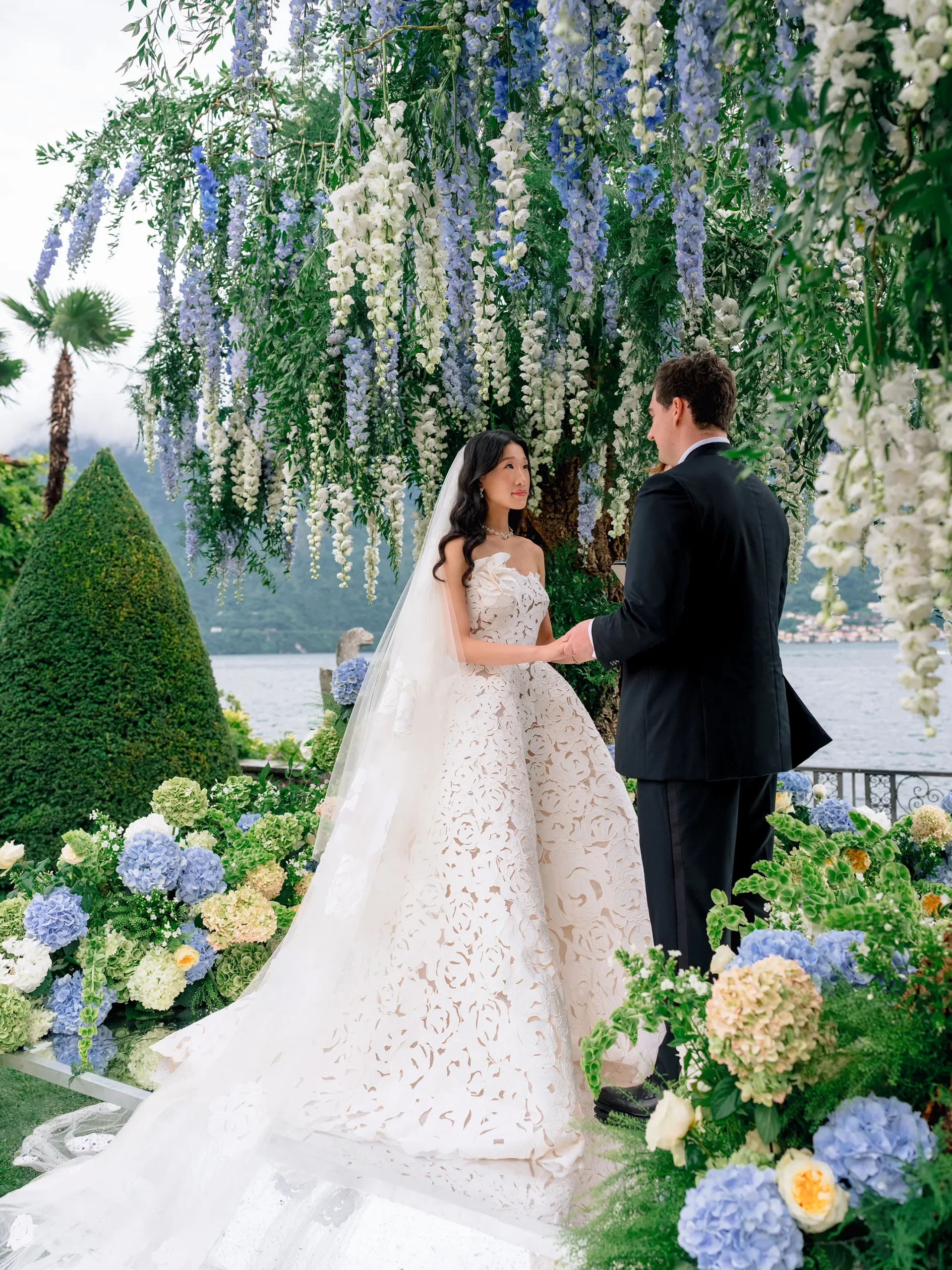 bruid en bruidegom bij het altaar