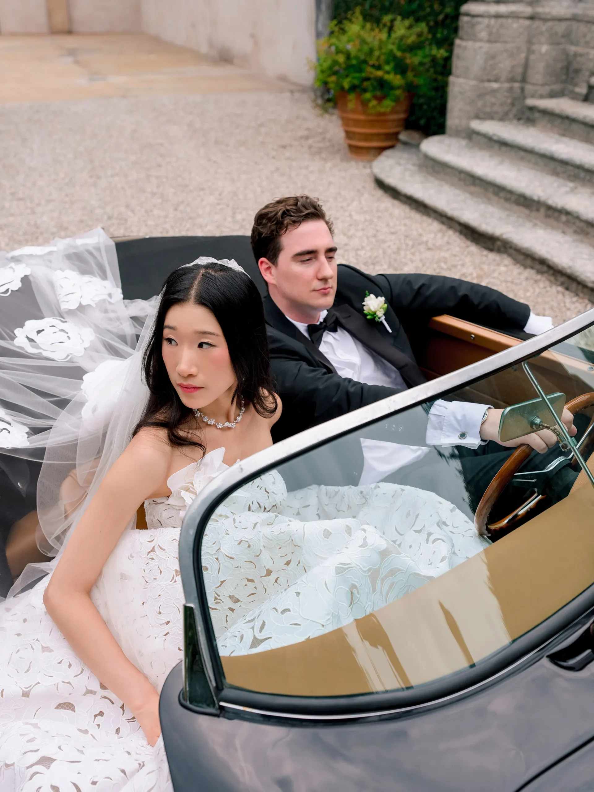 Trouwshoot in de trouwauto