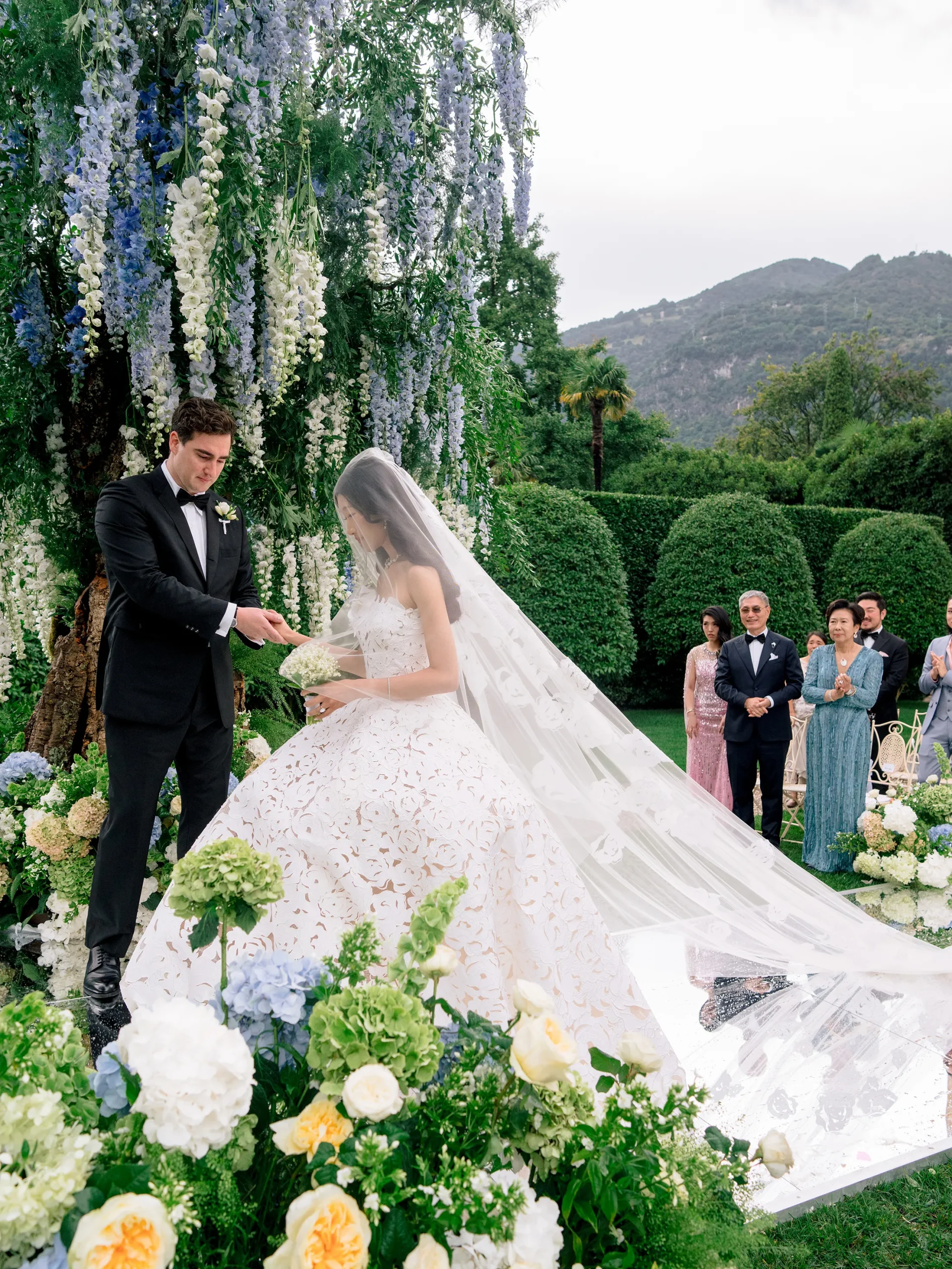 Trouwceremonie met bloemenvenue