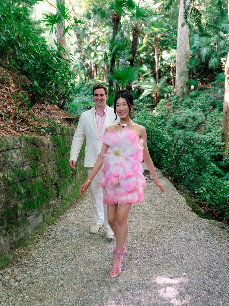 Becca Bloom op haar bruiloft in een bloemenjurk